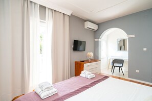 4 bedrooms, iron/ironing board, free WiFi, bed sheets