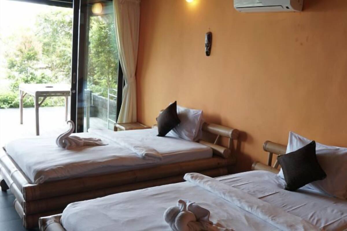 Soundproofing, free WiFi, bed sheets