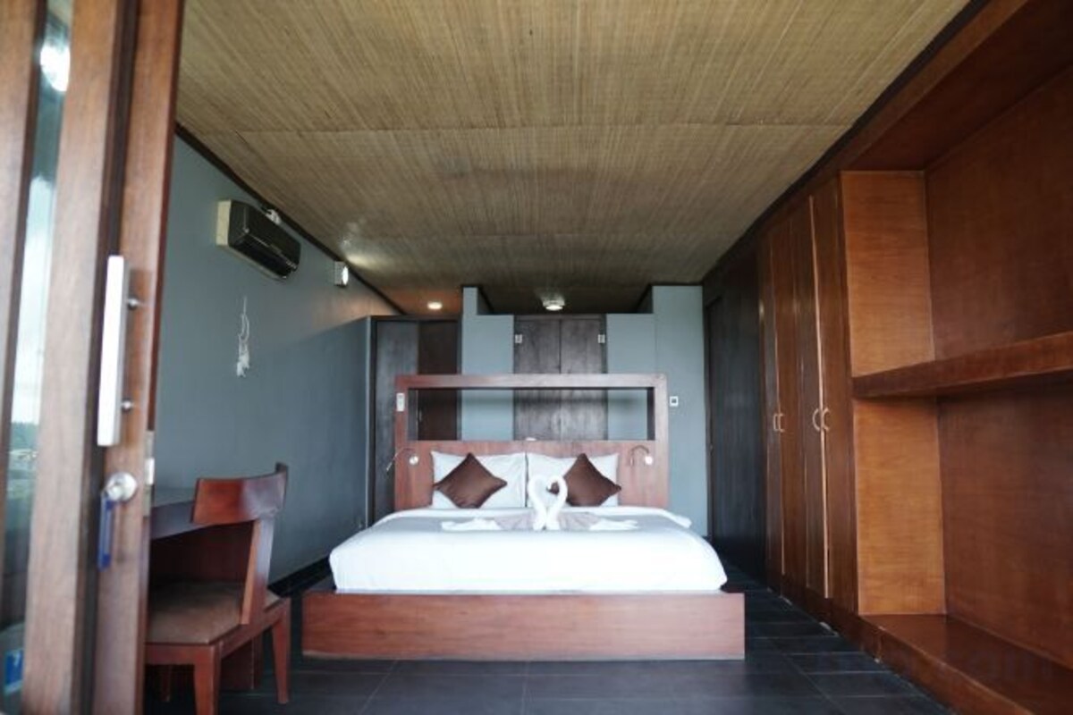 Soundproofing, WiFi (free), bed sheets