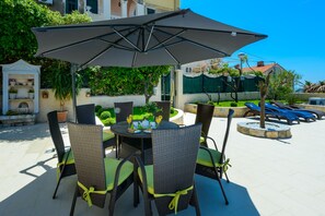 Outdoor dining - Villa Ida - Five-Bedroom Villa with Swimming Pool and Sea View (Dubrovnik)