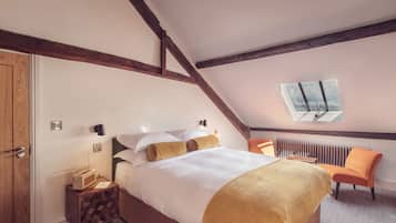Ein Schlafzimmer mit Bett, Nachttisch, Lampe und Fenster.