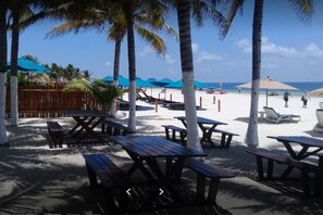 บริการอาหารเช้า อาหารกลางวัน และอาหารเย็น