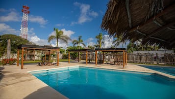 2 outdoor pools, pool loungers