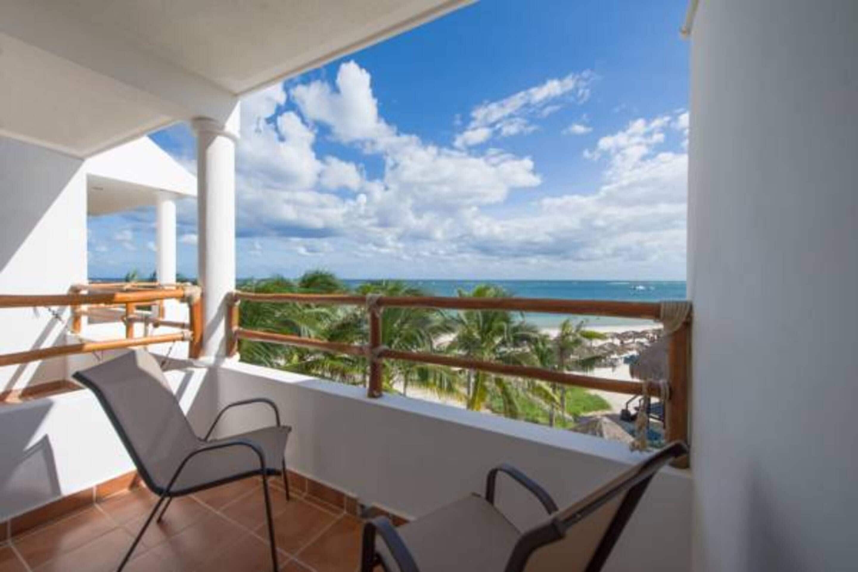 Deluxe Room, 1 King Bed, Ocean View | Beach/ocean view