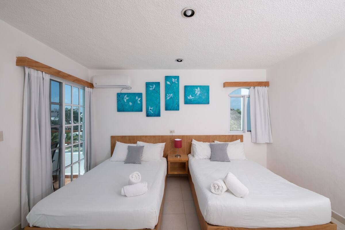 华丽客房, 2 张双人床, 部分海洋景观 | 1 多间卧室、熨斗/熨板、免费 WiFi