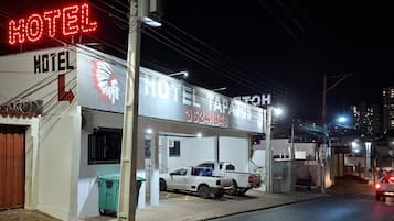 Vista frontal de la propiedad