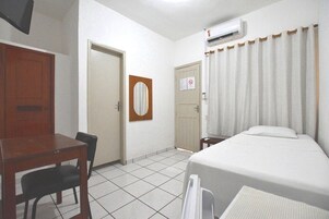 Minibar, escritorio, cortinas opacas y tabla de planchar con plancha