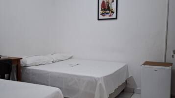 Minibar, escritorio, cortinas blackout y tabla de planchar con plancha