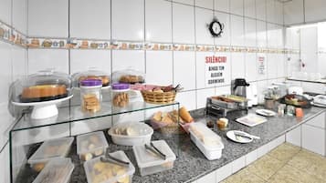 Colazione self-service inclusa, servita tutte le mattine 