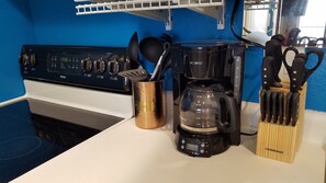 Fridge, microwave, oven, stovetop - Cozy Beachfront studio near Top places: Galveston Seawall (Galveston)