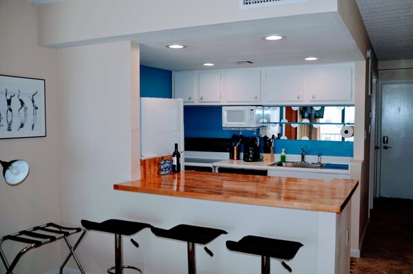 Fridge, microwave, oven, stovetop - Cozy Beachfront studio near Top places: Galveston Seawall (Galveston)