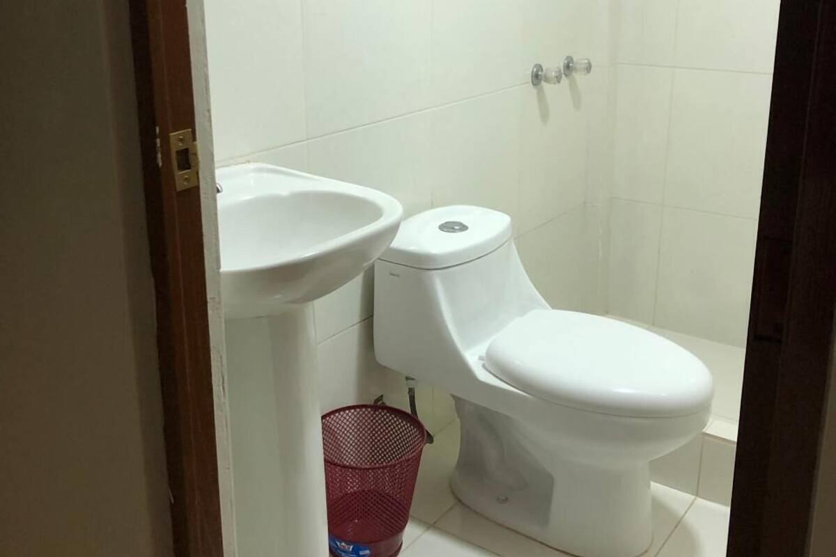 Douche, serviettes fournies, savon, papier toilette