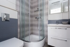 Dusche, Haartrockner, Handtücher
