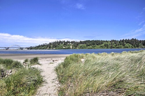 Waldport Townhome w/ Dog Run on Alsea Bay!