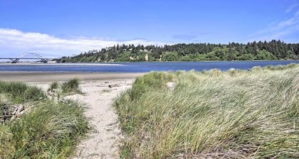 Waldport Townhome w/ Dog Run on Alsea Bay!