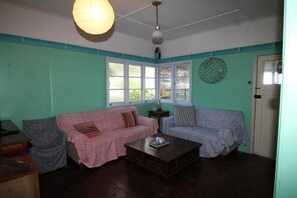 TV - Signal Cottage Moreton island (Cowan Cowan)