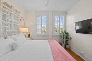 1 habitación, camas con efecto memoria y tabla de planchar con plancha