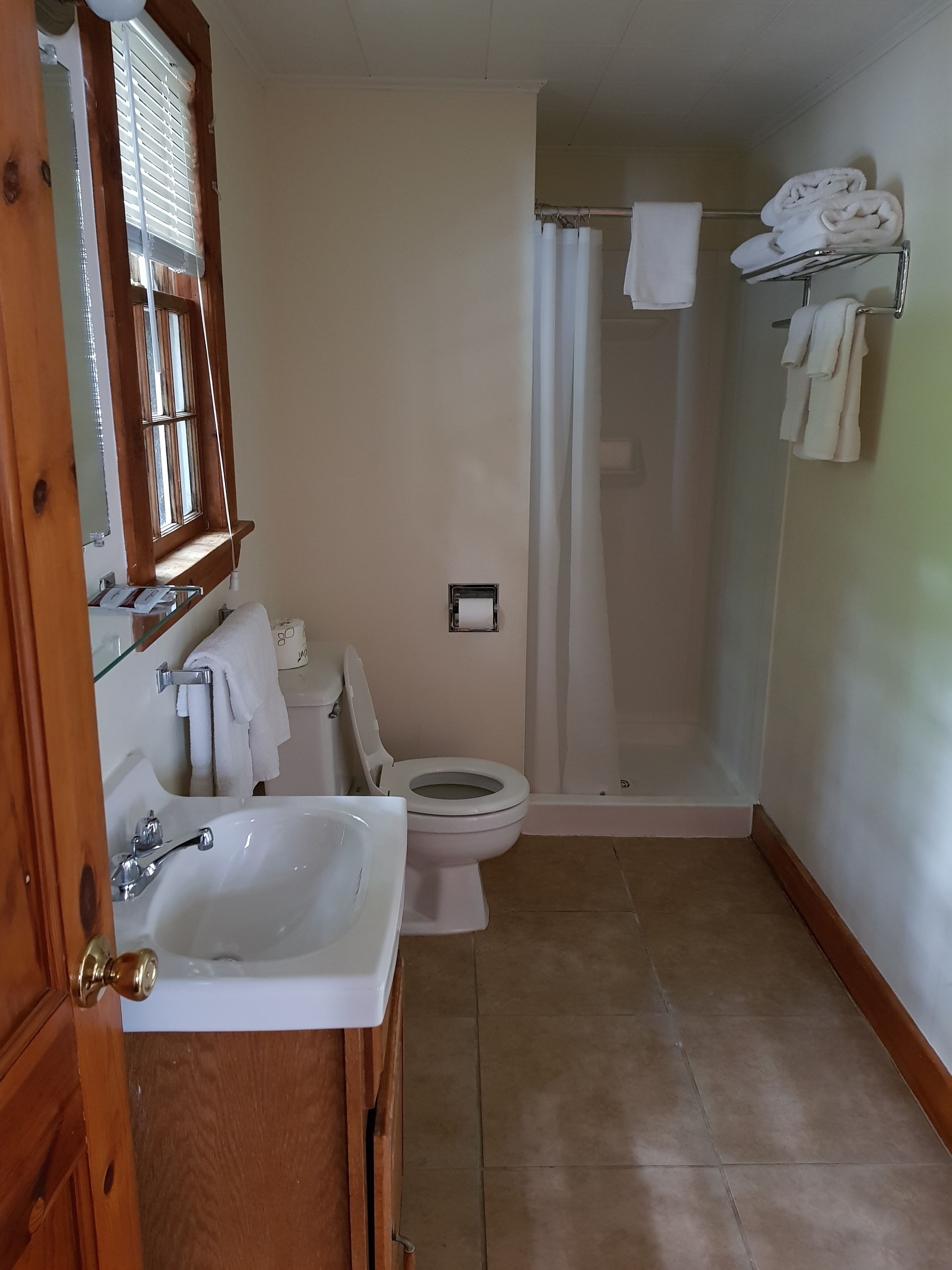Un bagno con lavandino, toilette e doccia.
