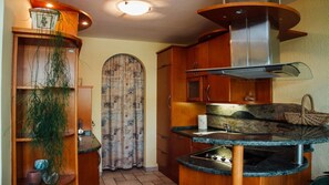 Kjøleskap, mikrobølgeovn, ovn og kokeplater