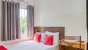 A single bed with a wooden headboard, grey curtains, and a wooden desk with a chair. - HOTEL PAULISTANO Center Norte (São Paulo)