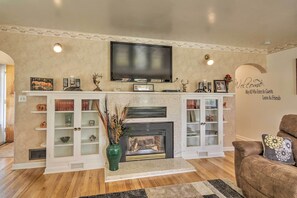 TV, fireplace, DVD player, books - Panguitch Home w/ Patio ~ 24 Mi to Bryce Canyon (Panguitch)