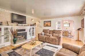 TV, fireplace, DVD player, books - Panguitch Home w/ Patio ~ 24 Mi to Bryce Canyon (Panguitch)