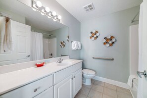 Combined shower/tub, towels, shampoo