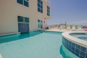 Alberca techada y alberca climatizada