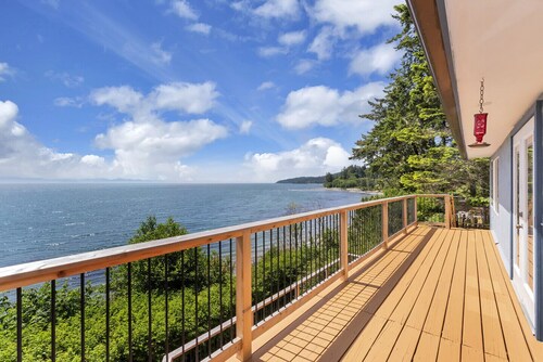 Family-friendly Beach House with Private Beach; ocean minutes outside the door!