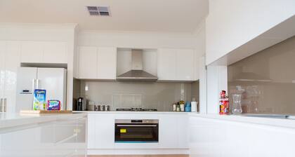 5 Bedroom | 3 Bathroom Holiday Home near Glen Waverley with WIFI and NETFLIX