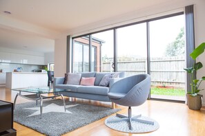 Smart TV, Netflix, toys, books - 5 Bedroom | 3 Bathroom Holiday Home near Glen Waverley with WIFI and NETFLIX (Forest Hill)