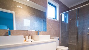 A modern bathroom with a large vanity, a toilet, and a glass-enclosed shower. - 5 Bedroom | 3 Bathroom Holiday Home near Glen Waverley with WIFI and NETFLIX (Forest Hill)