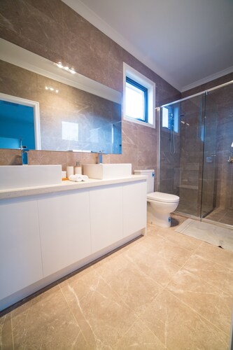 5 Bedroom | 3 Bathroom Holiday Home near Glen Waverley with WIFI and NETFLIX
