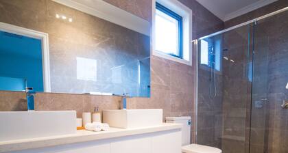5 Bedroom | 3 Bathroom Holiday Home near Glen Waverley with WIFI and NETFLIX