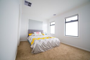 5 bedrooms, desk, iron/ironing board, free WiFi - 5 Bedroom | 3 Bathroom Holiday Home near Glen Waverley with WIFI and NETFLIX (Forest Hill)