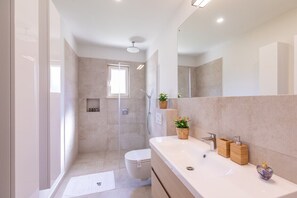 Combined shower/tub, hair dryer, shampoo, toilet paper