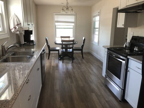 Great, clean house in the middle of Medford