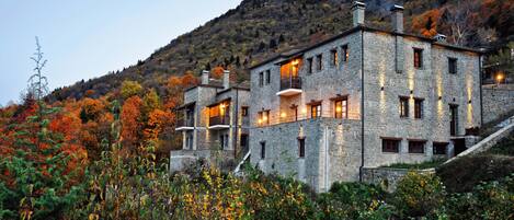 Vista frontal de la propiedad