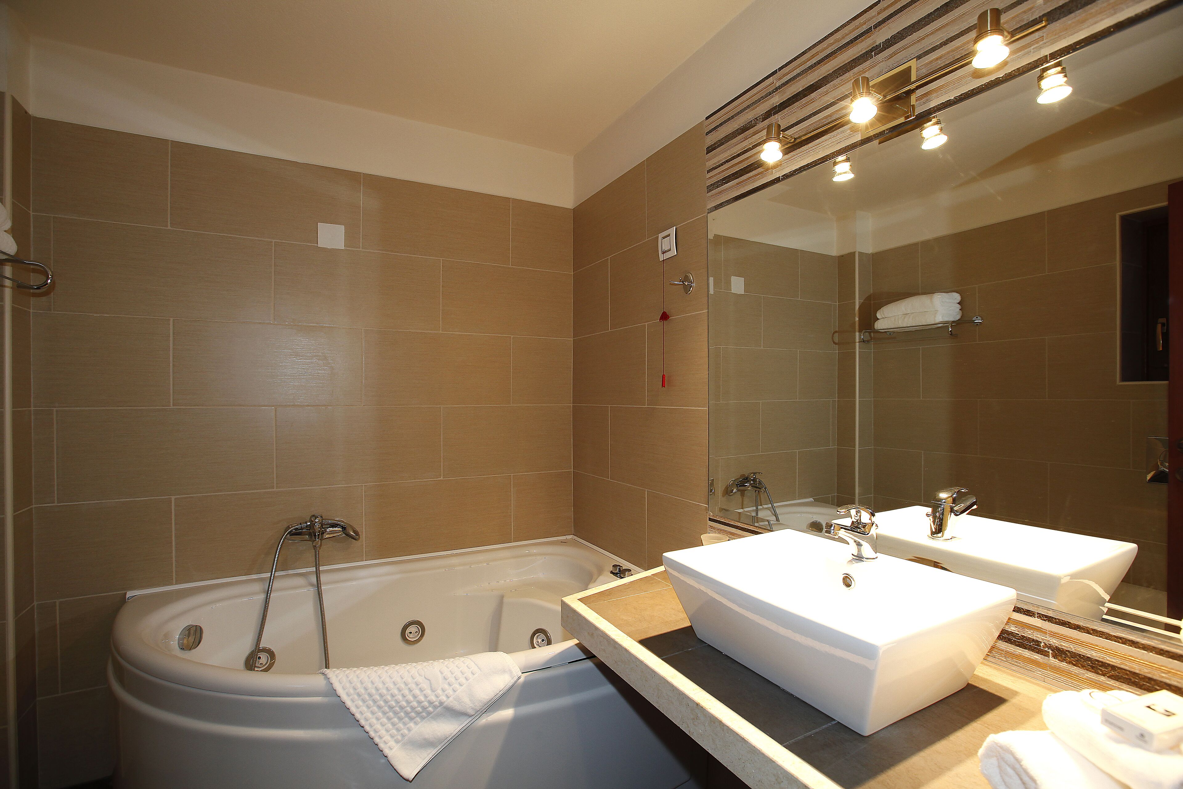 套房, 山景 | 浴室 | 吹风机、浴袍、毛巾