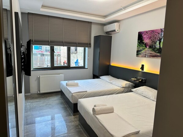 Premium bedding, minibar, desk, free WiFi