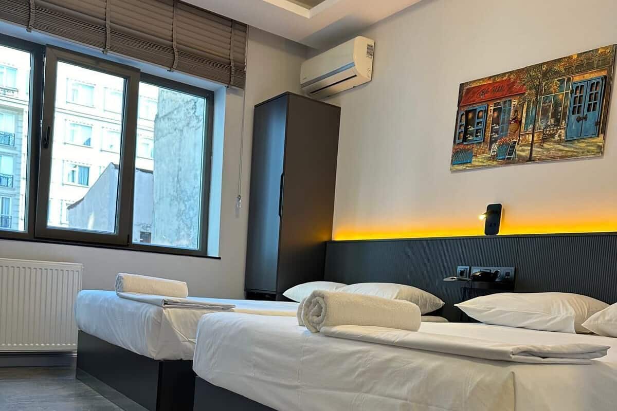 Premium bedding, minibar, desk, free WiFi