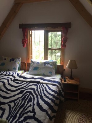 Habitación básica con 1 cama doble o 2 individuales | Sistema de insonorización, wifi gratis, ropa de cama