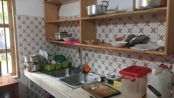 Habitación básica con 1 cama matrimonial o 2 individuales | Cocina compartida | Tetera eléctrica