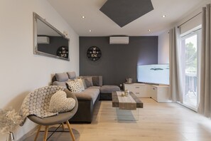 Een televisie, videogames en een tafeltennistafel
