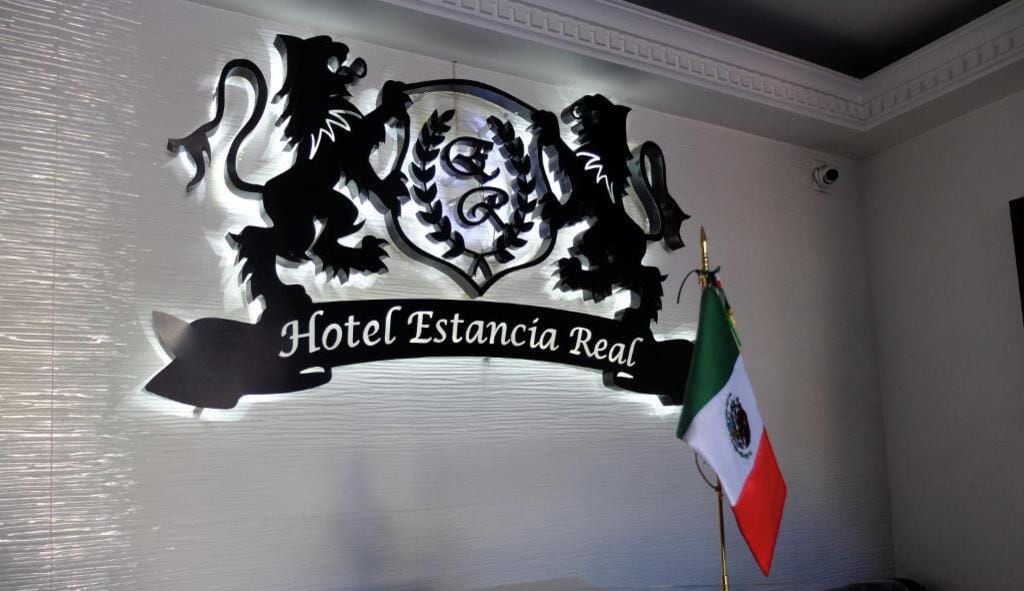 A hotel sign with a crest and the name 'Hotel Estancia Real'.