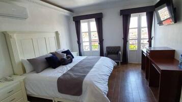 Màn/rèm cản sáng, phòng cách âm, bàn ủi/dụng cụ ủi quần áo