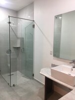 Ducha, toallas, jabón y papel higiénico