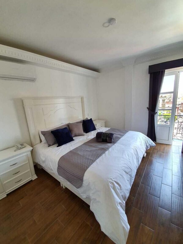 Cortinas blackout, insonorización y tabla de planchar con plancha 