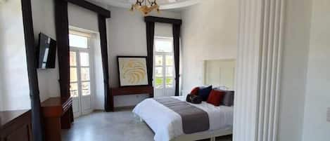 Cortinas blackout, insonorización y tabla de planchar con plancha
