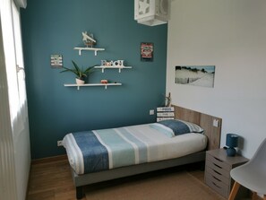 3 Schlafzimmer, Schreibtisch, Bügeleisen/Bügelbrett, Reisekinderbett
